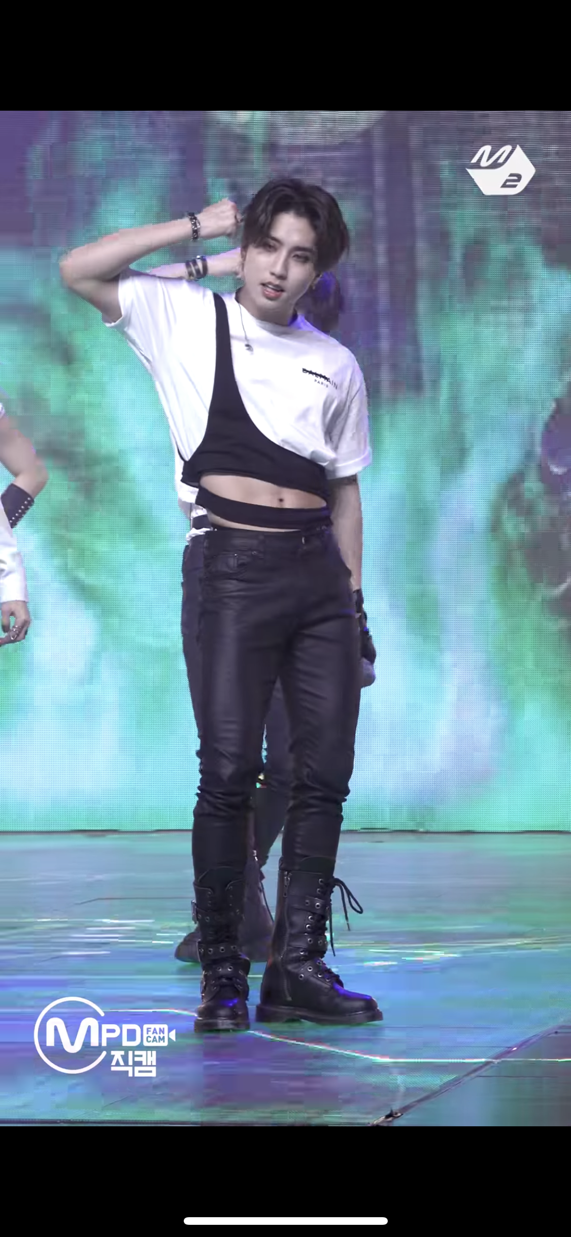 [잡담] 한지성한테 누가 이런 옷 입히자고 했을까? | 인스티즈