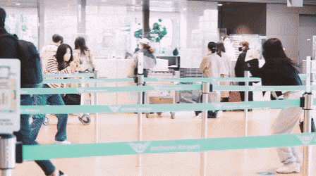 [잡담] 공항에서 팬 한명이랑만 가까이서 놀아주는 정은지 | 인스티즈