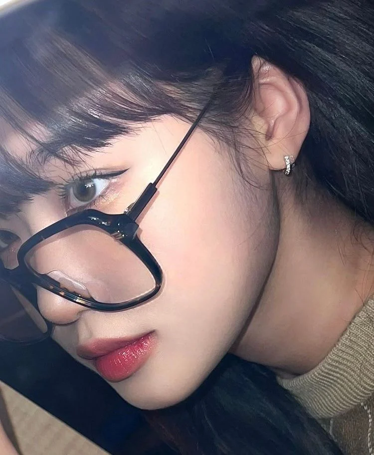 [잡담] 안경이 참 잘 어울리는 위키미키 유정이 👓 | 인스티즈
