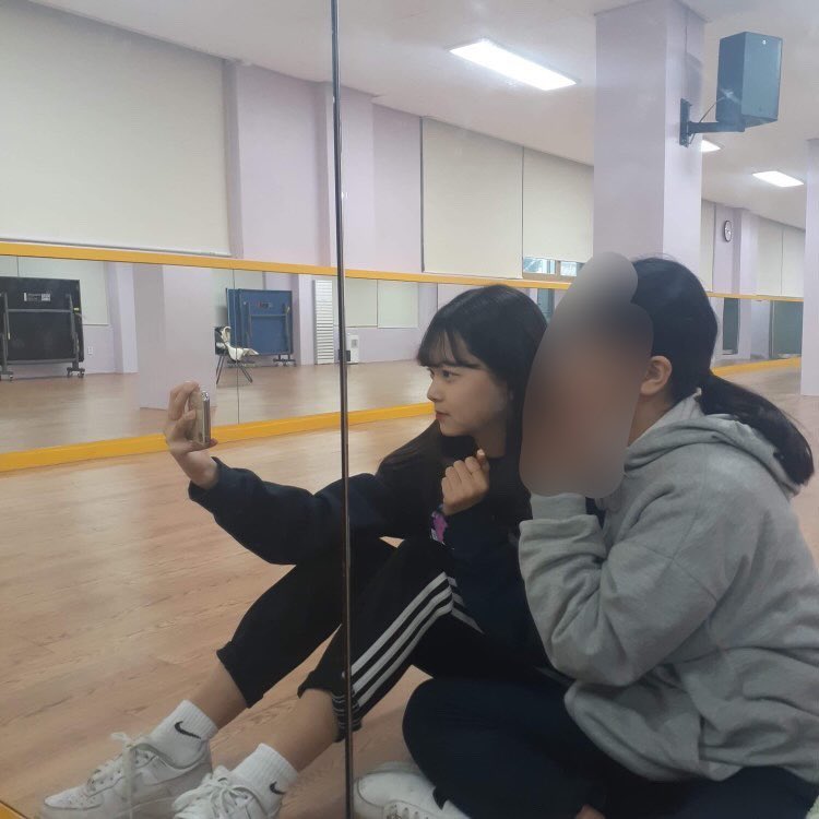 [잡담] 르세라핌 막내 06 홍은채 과사 쏟아지는 중 초딩 때 전교회장하고 성격도 진짜 좋고 이뻐서 인기 많았대 | 인스티즈