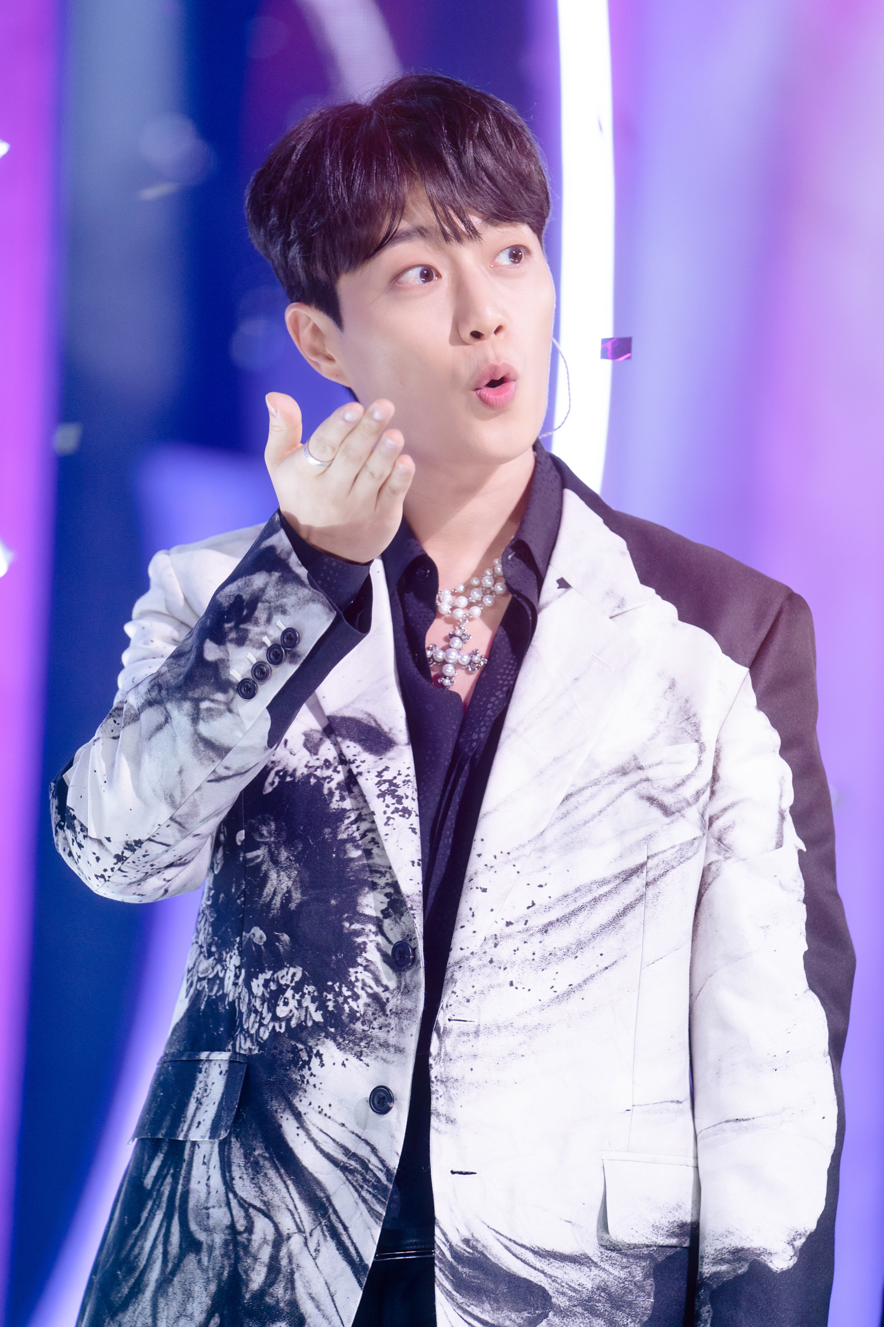 [잡담] 윤두준 목걸이 개 크고 화려한데 얼굴 밖에 안 보임 | 인스티즈