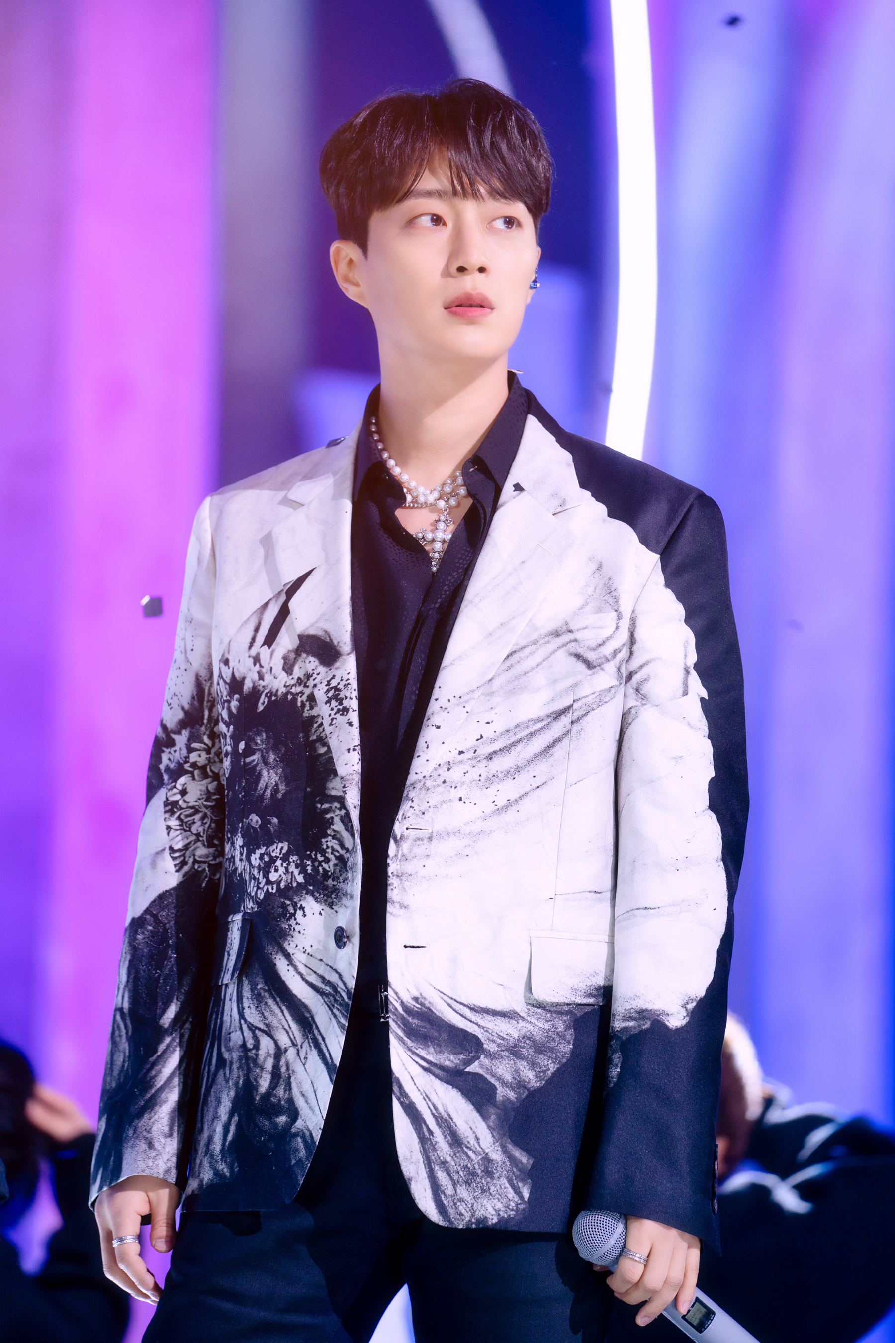 [잡담] 윤두준 목걸이 개 크고 화려한데 얼굴 밖에 안 보임 | 인스티즈