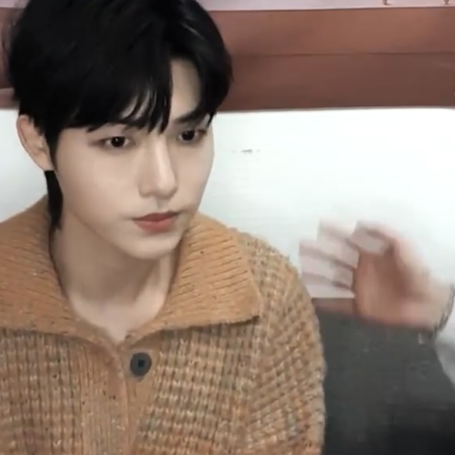 [잡담] DKZ 새멤 컨포사진이랑 달라서 1차 놀랬는데 목소리 듣고 2차 놀램 | 인스티즈