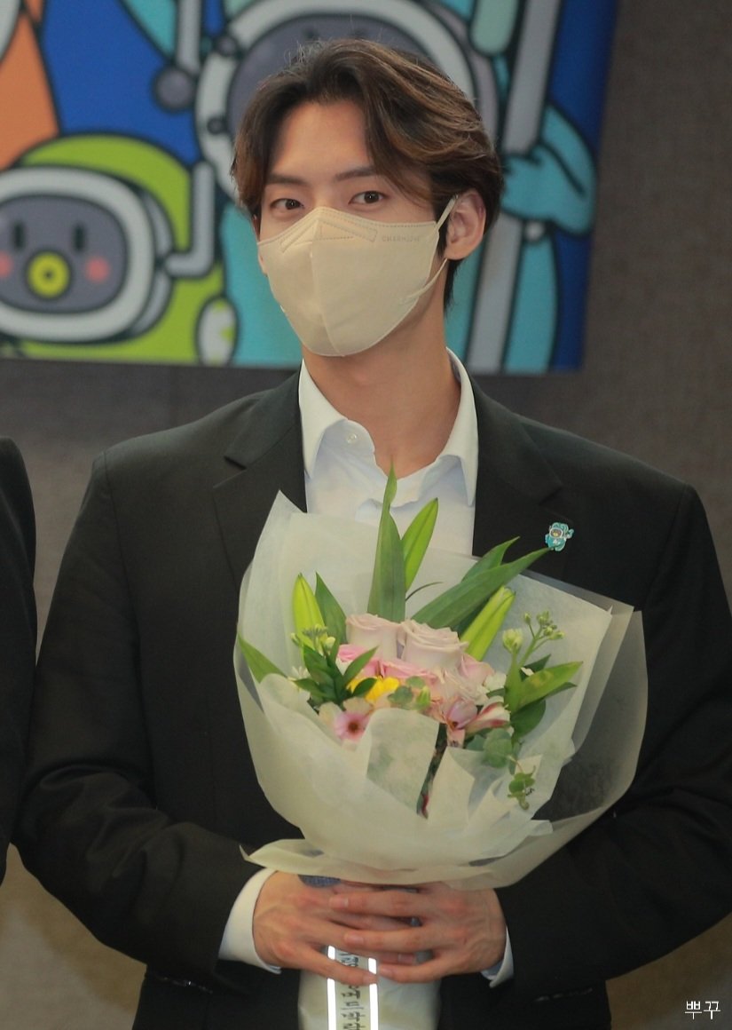 [잡담] 오늘 비투비 민혁이 비주얼이 마스크를 뚫고 나오는데..?! | 인스티즈