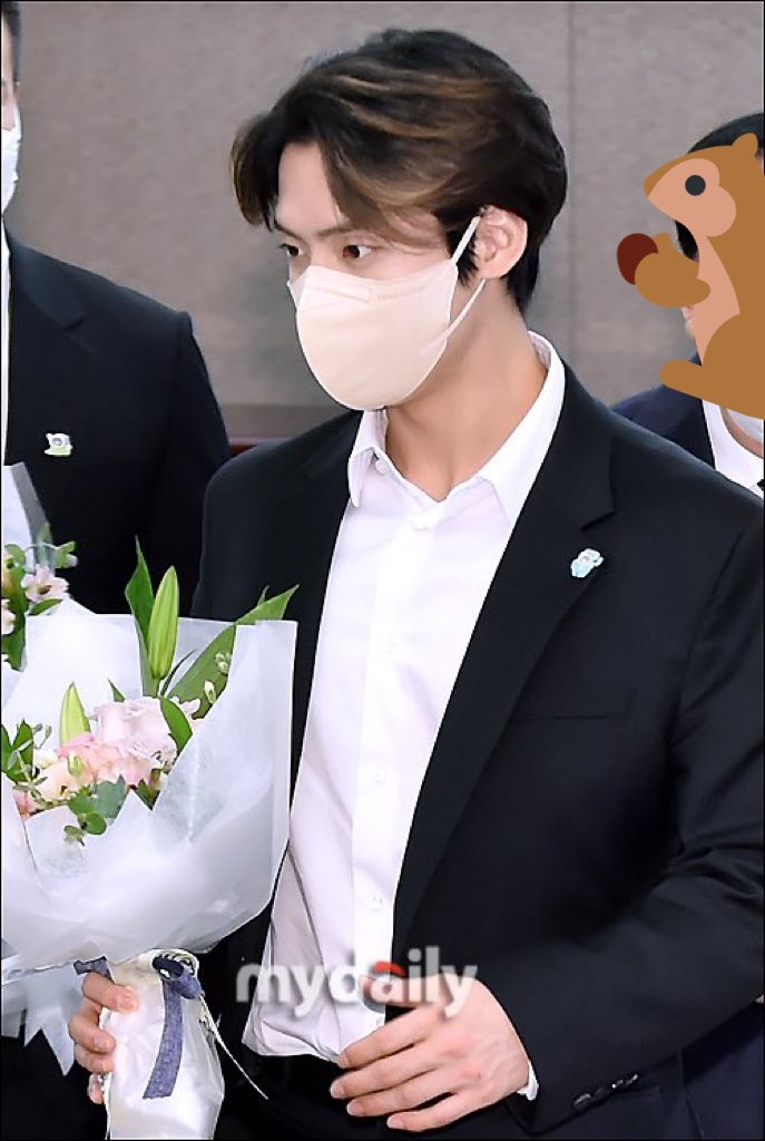 [잡담] 오늘 비투비 민혁이 비주얼이 마스크를 뚫고 나오는데..?! | 인스티즈