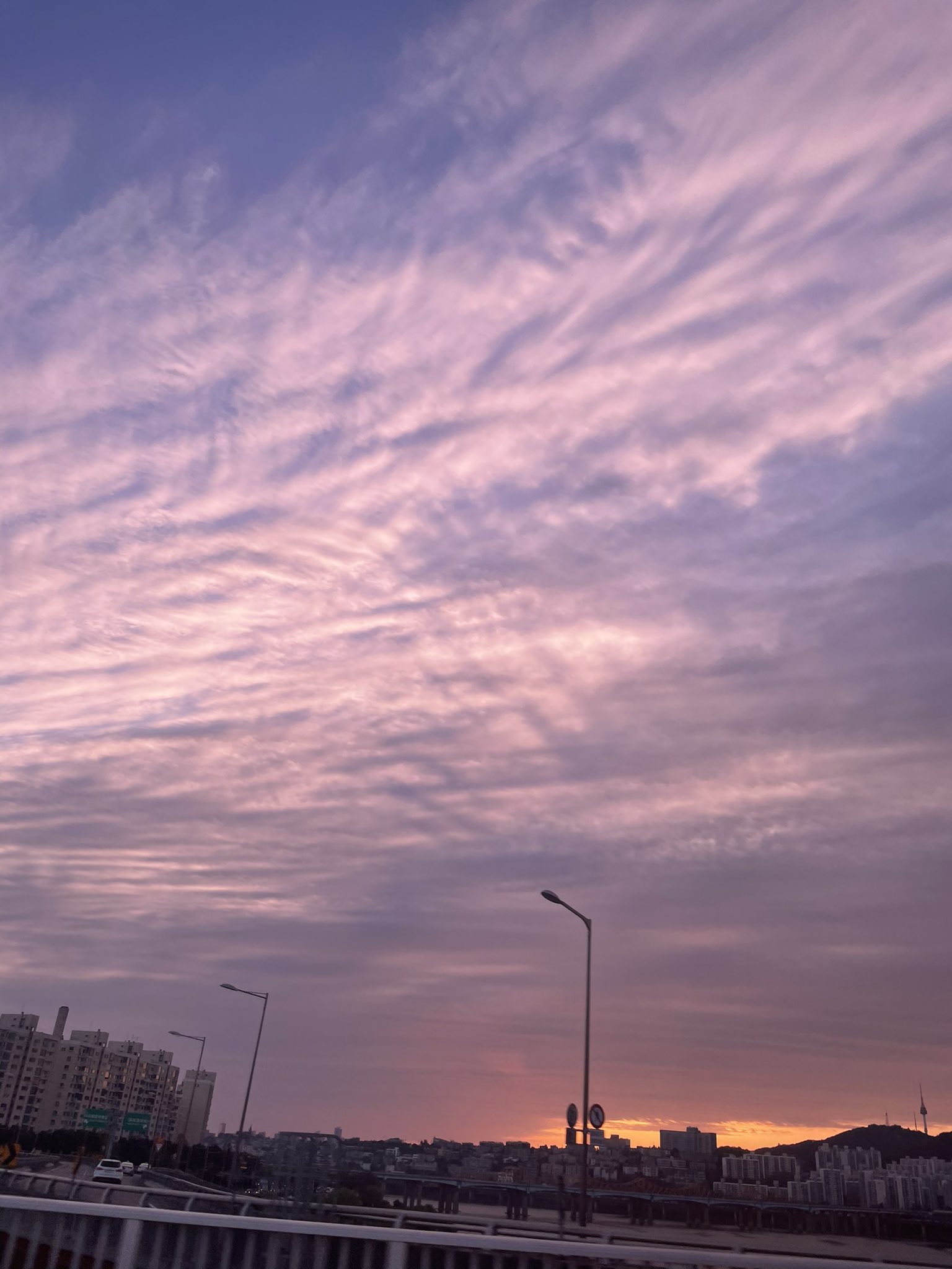 [잡담] 이 노을 사진 어떤 아이돌이 트위터에 올려준 거 저장한 건데 누군지 모르겠어!!! | 인스티즈