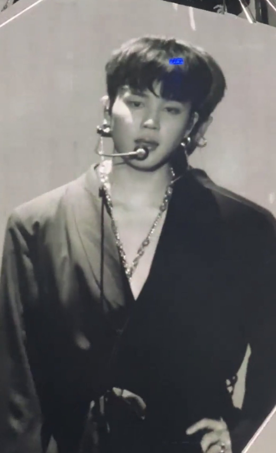 [잡담] 박지민 맨몸에 체인 두른건데 머리 잘라서 걍 어린이공원 안전벨트로 느껴져(ㅅㅍㅈㅇ | 인스티즈