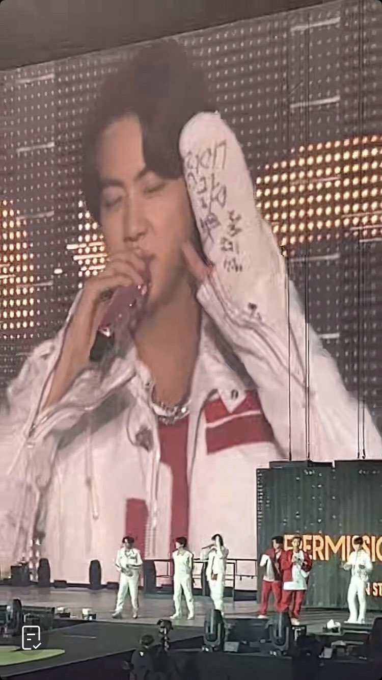 [잡담] 방탄 진 붕대 감은 손에 누가 낙서함ㅋㅋㅋㅋㅋㅋㅋㅋㅋㅋㅋㅋ | 인스티즈