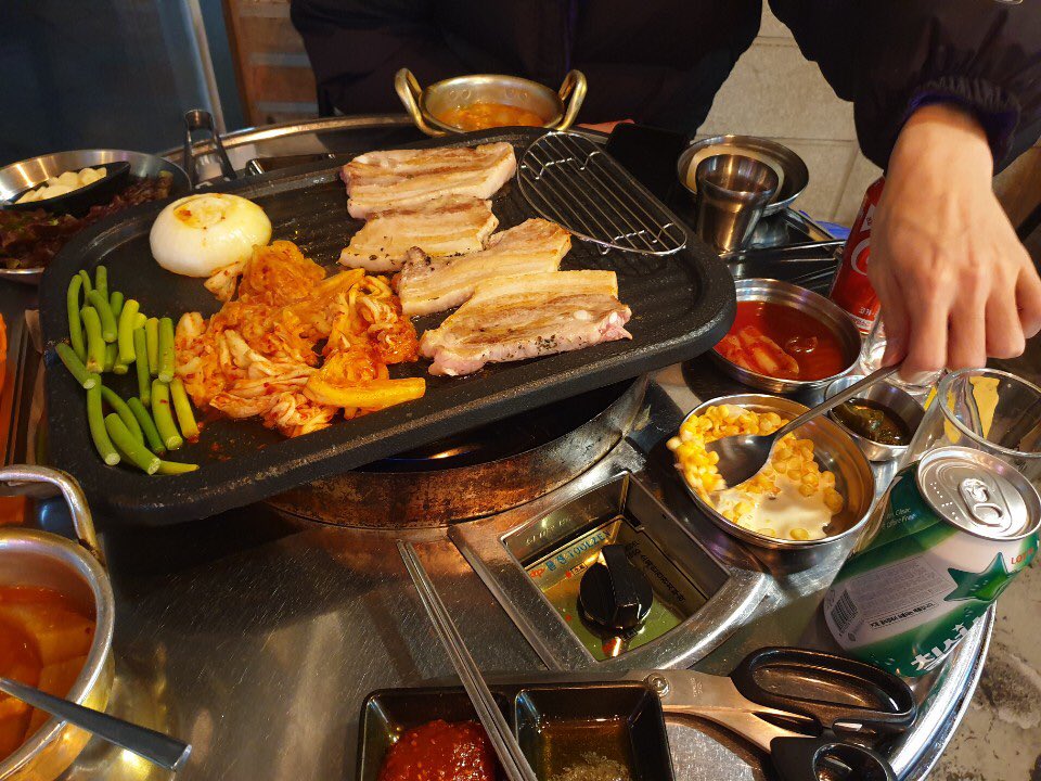 [잡담] 이거 아이돌 관련 사진인거 같은데 누구야? 침샘주의 삼겹살주의 | 인스티즈