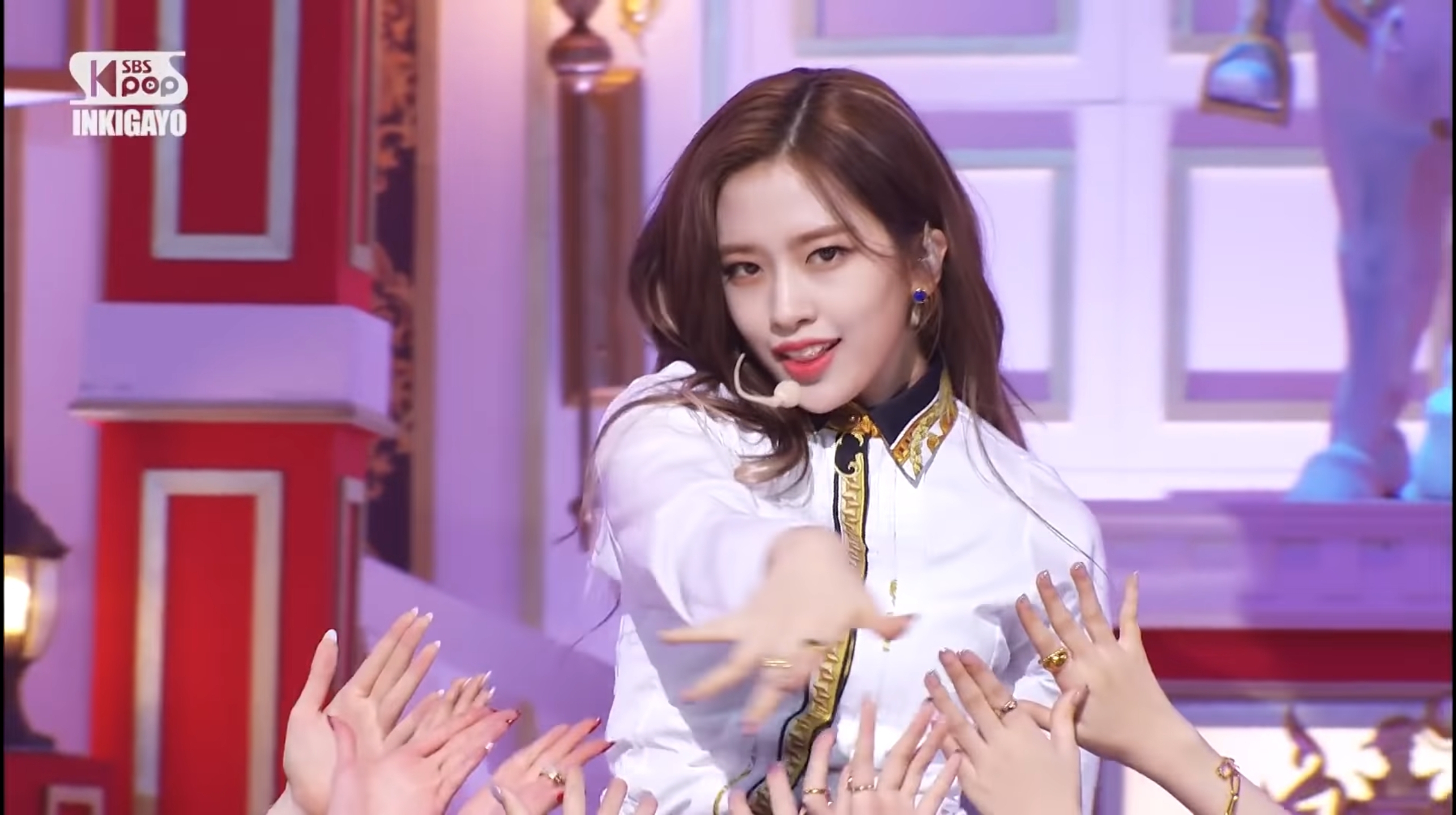 [잡담] 아이브에서 이 사람 누구야?? | 인스티즈