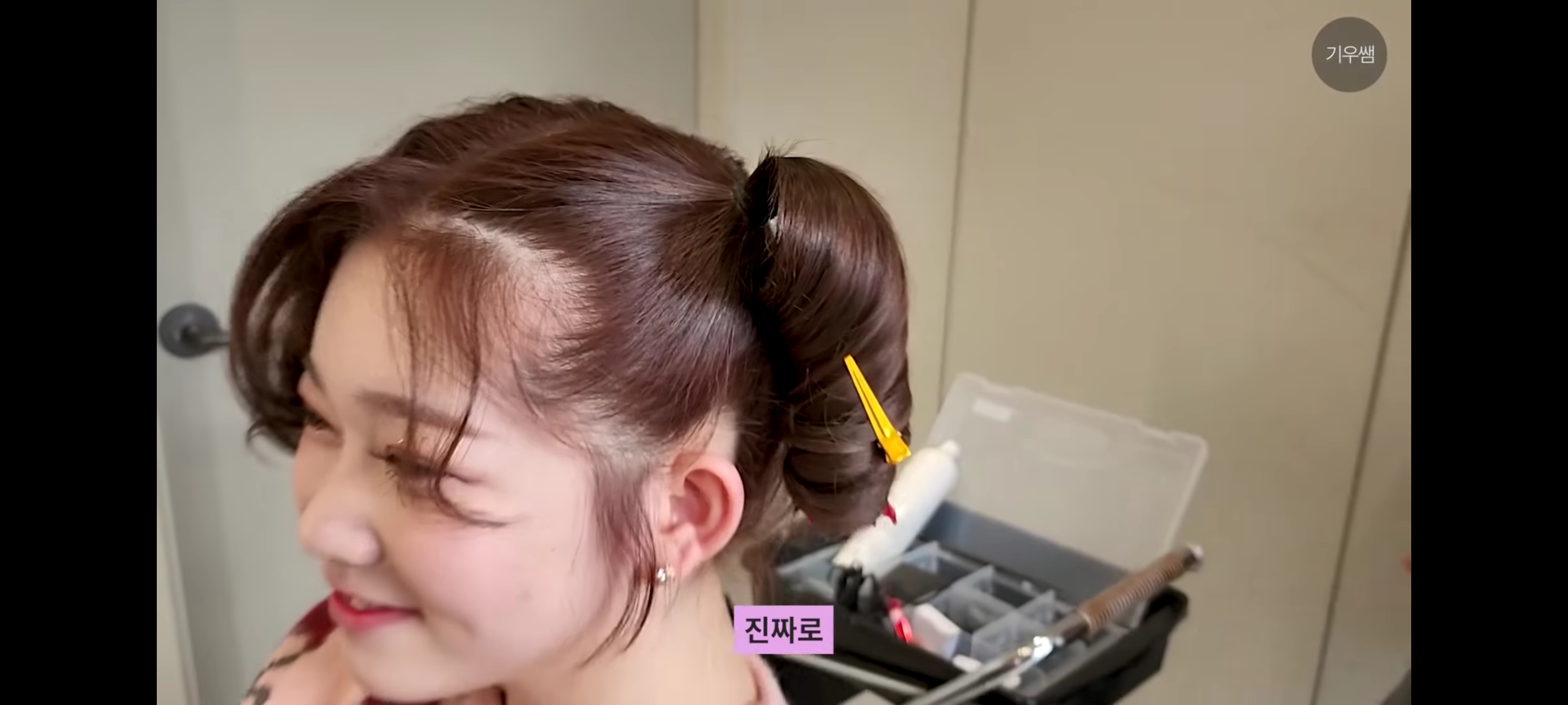 [잡담] 인류애 떨어진 익들아 츠키 소라빵 머리하는 영상 꼬옥 봐주면되... | 인스티즈