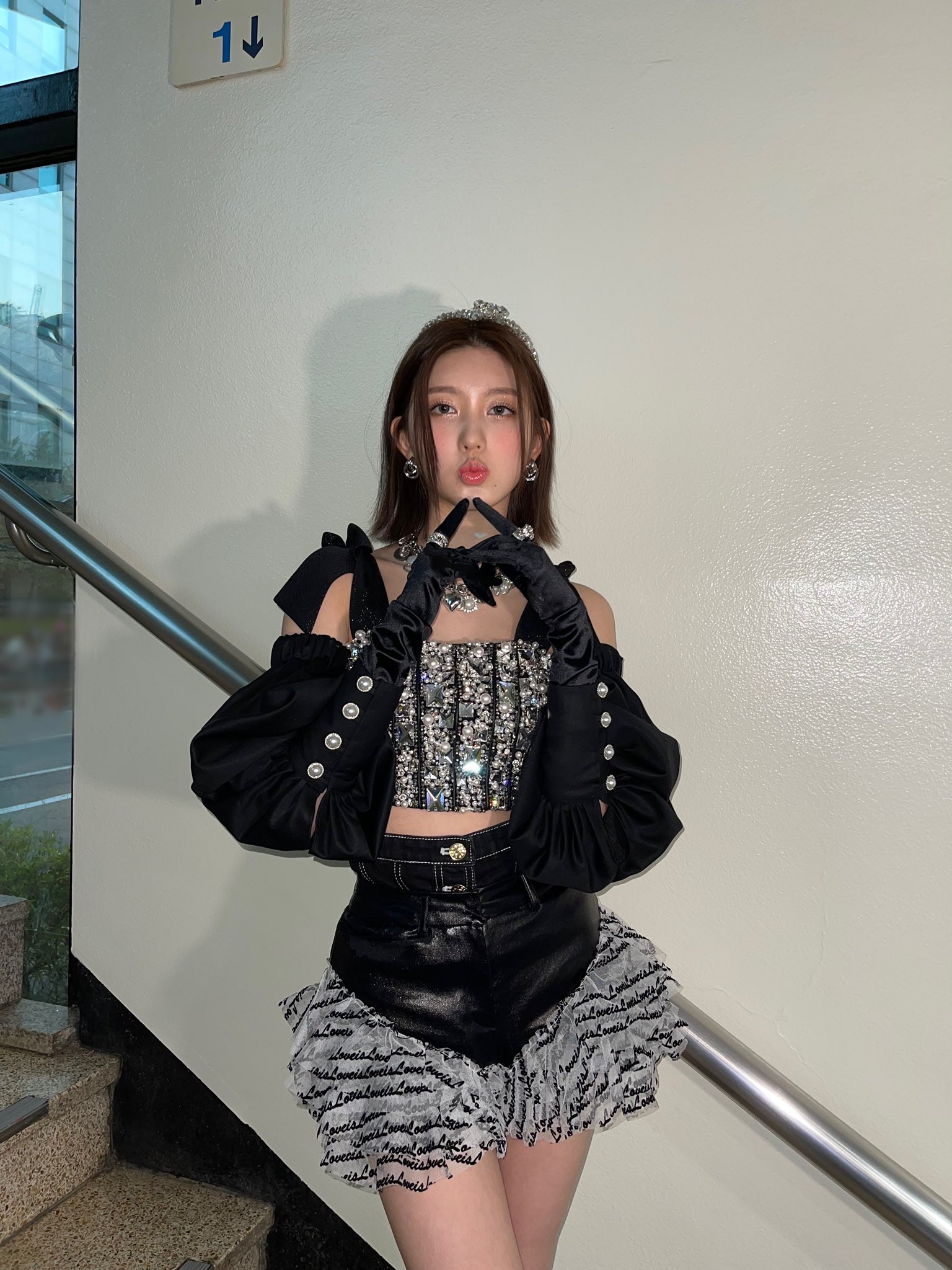 [잡담] 아이돌 무대의상이랑 화장 진짜 화려하구나 | 인스티즈