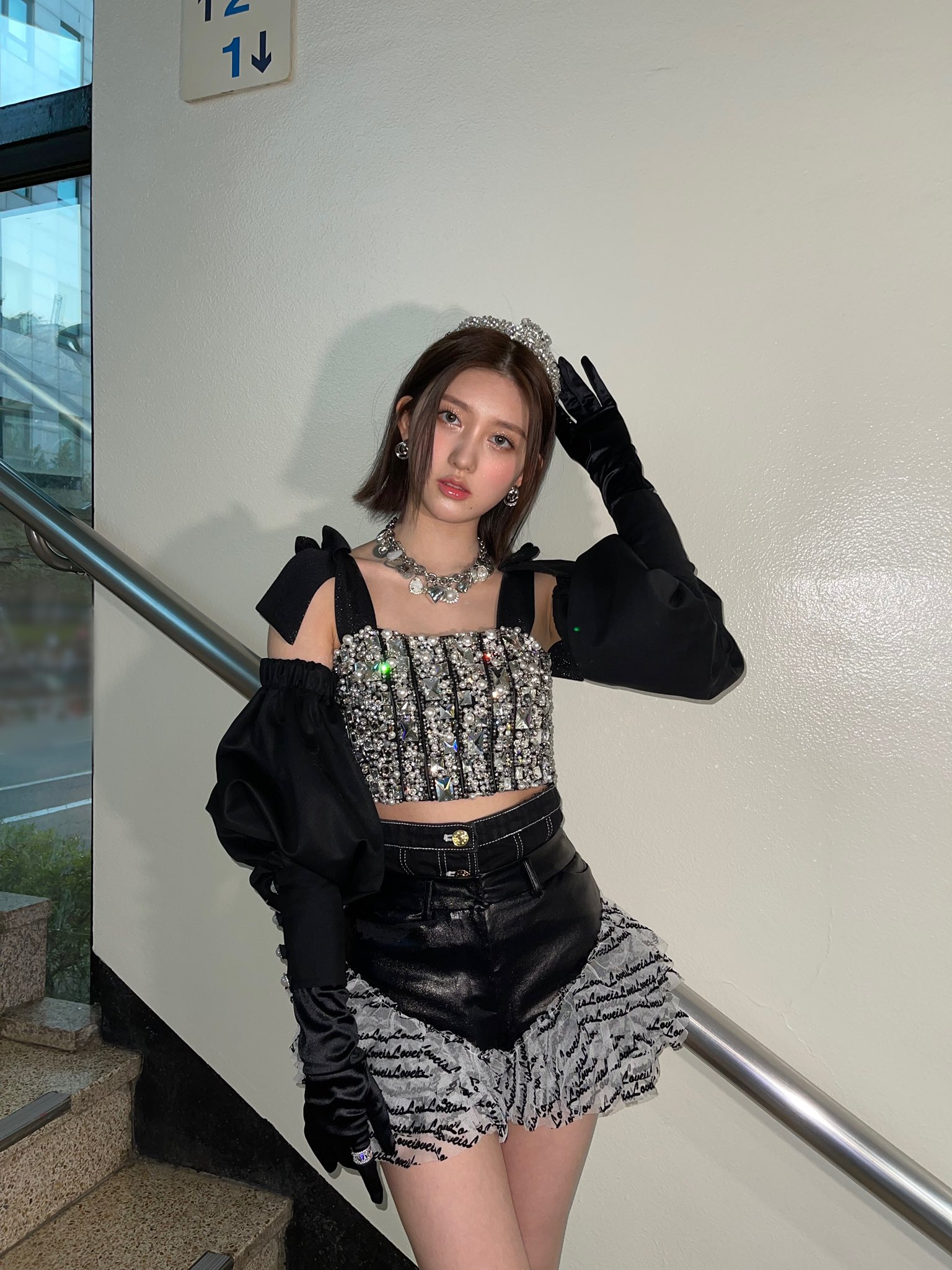 [잡담] 아이돌 무대의상이랑 화장 진짜 화려하구나 | 인스티즈