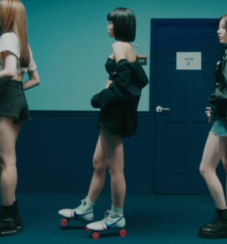 [잡담] 아 근데 김채원 혼자 롤러스케이트 신은거 개귀여움 | 인스티즈