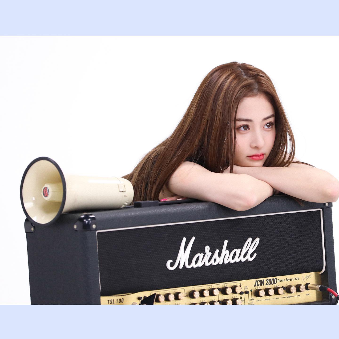 [잡담] 르세라핌 허윤진 비하인드 포토 개예쁘다 | 인스티즈