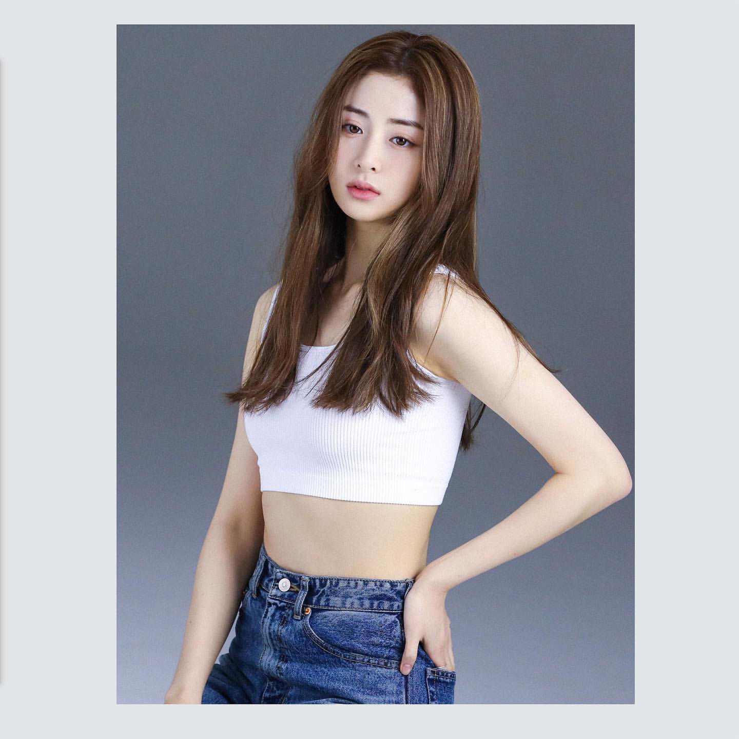 [잡담] 르세라핌 허윤진 비하인드 포토 개예쁘다 | 인스티즈