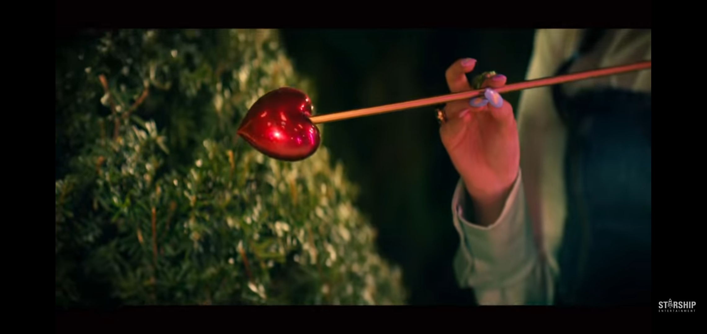 [잡담] 아이브 뮤비에서 헤어 특이한 멤버 이름이 뭐야? | 인스티즈