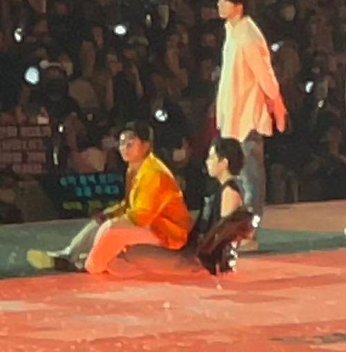 [잡담] 뷔형아 무릎위에 앉은 방탄 정국 | 인스티즈