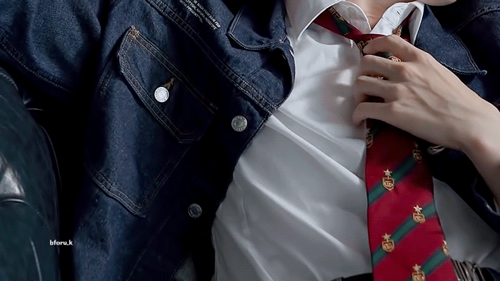 [잡담] 강다니엘 그냥 손으로 넥타이 푸는건데.. | 인스티즈