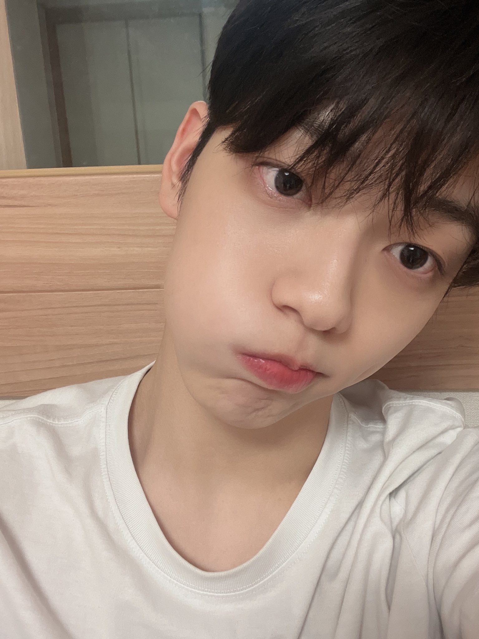 [잡담] 투바투 수빈이 귀척 ㅎㅎ… 이라면서 올린 셀카 | 인스티즈