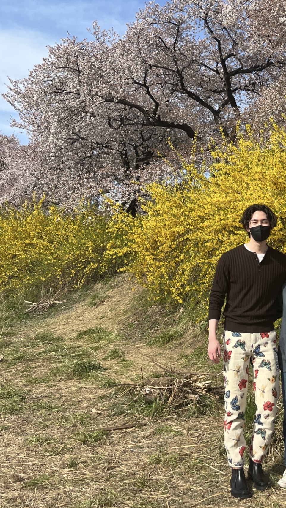 [잡담] 꽃구경 가는데 나비바지 입고 가면서 눈에 튈지 몰랐다는 고신원씨 | 인스티즈