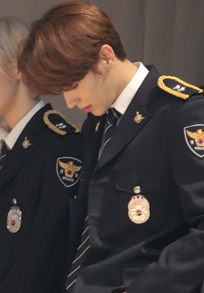 [잡담] 덥즈 현재 경찰복 입은 거 언제야?????? | 인스티즈