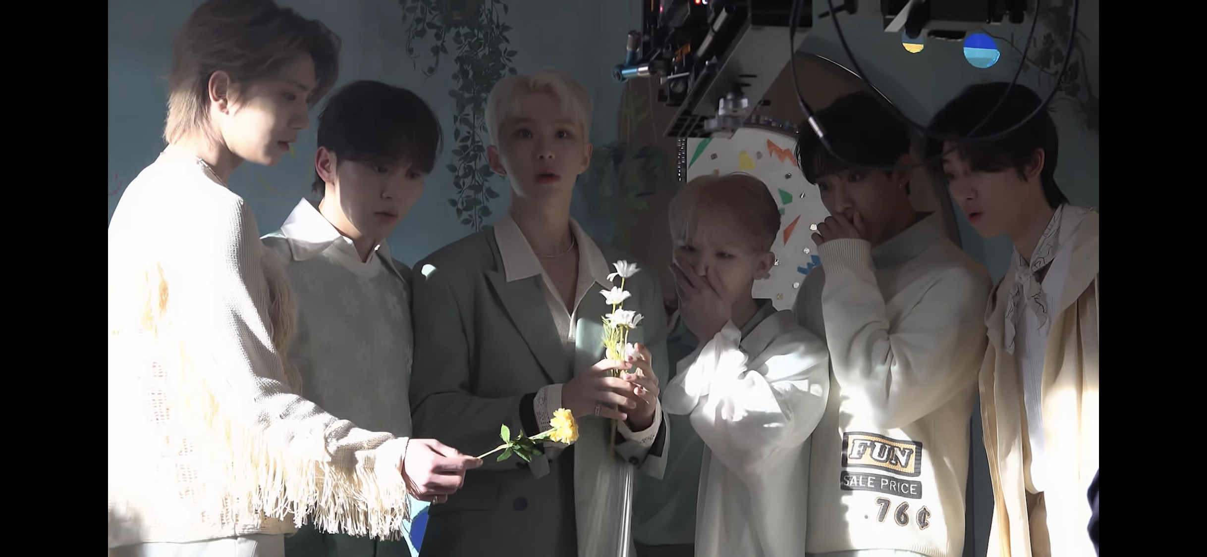 [잡담] 세븐틴 호시 꽃병만 떨어트린 거 웃기고 | 인스티즈