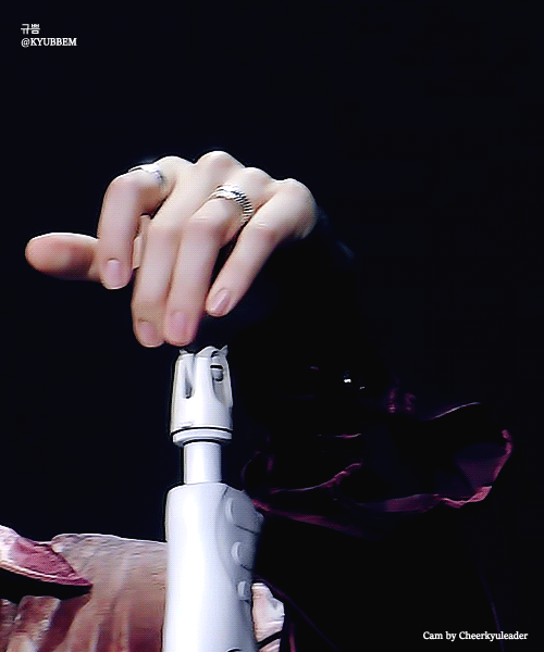 [잡담] 우리애 손예쁜거보고가 사람손이이리 예뻐도되냐 나보다더하네 | 인스티즈