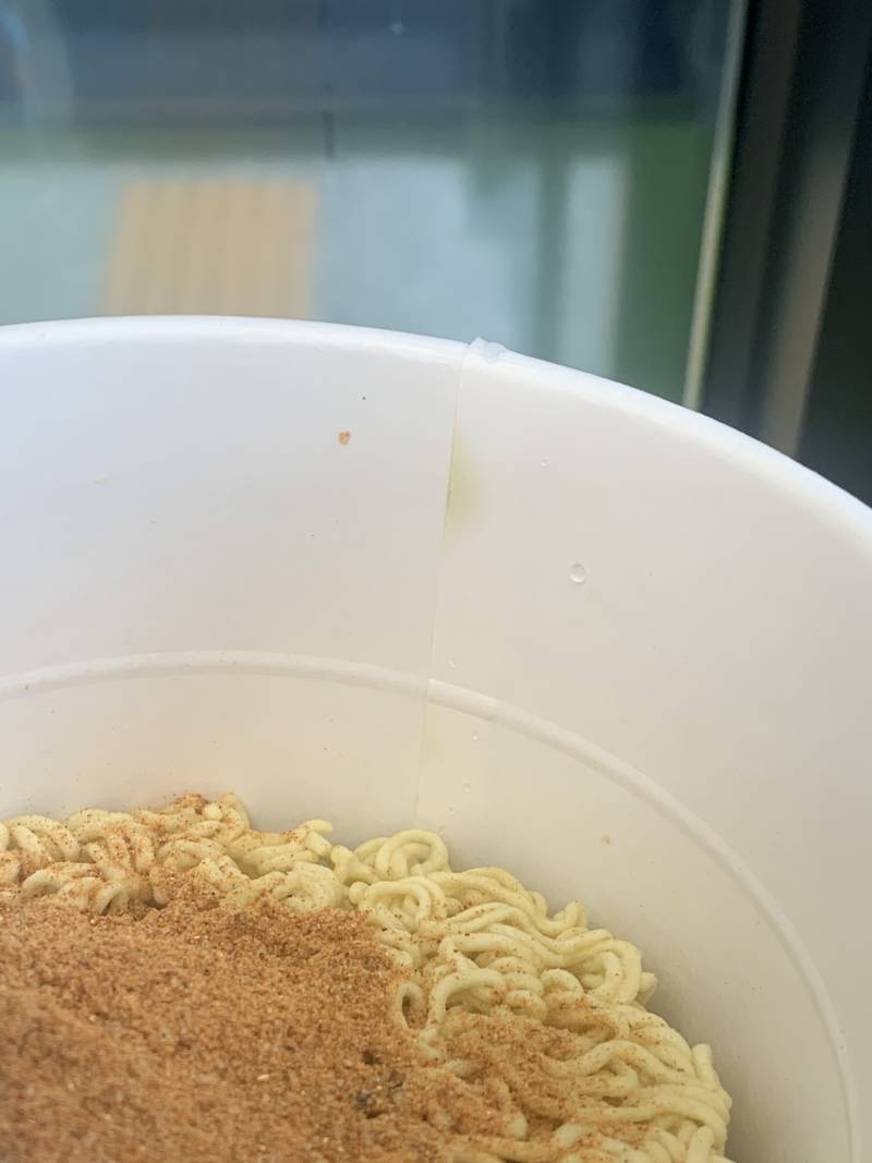 컵라면 안에 이거 뭐야? 곰팡이는 아니겠지? | 인스티즈