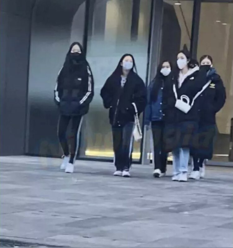 [잡담] yg 새여돌 궁금해서 짹 서치하다가 유일하게 본 여연생들 추정 사진이 이거 하나임ㅋㅋㅋㅋ ㅠㅠㅠ | 인스티즈