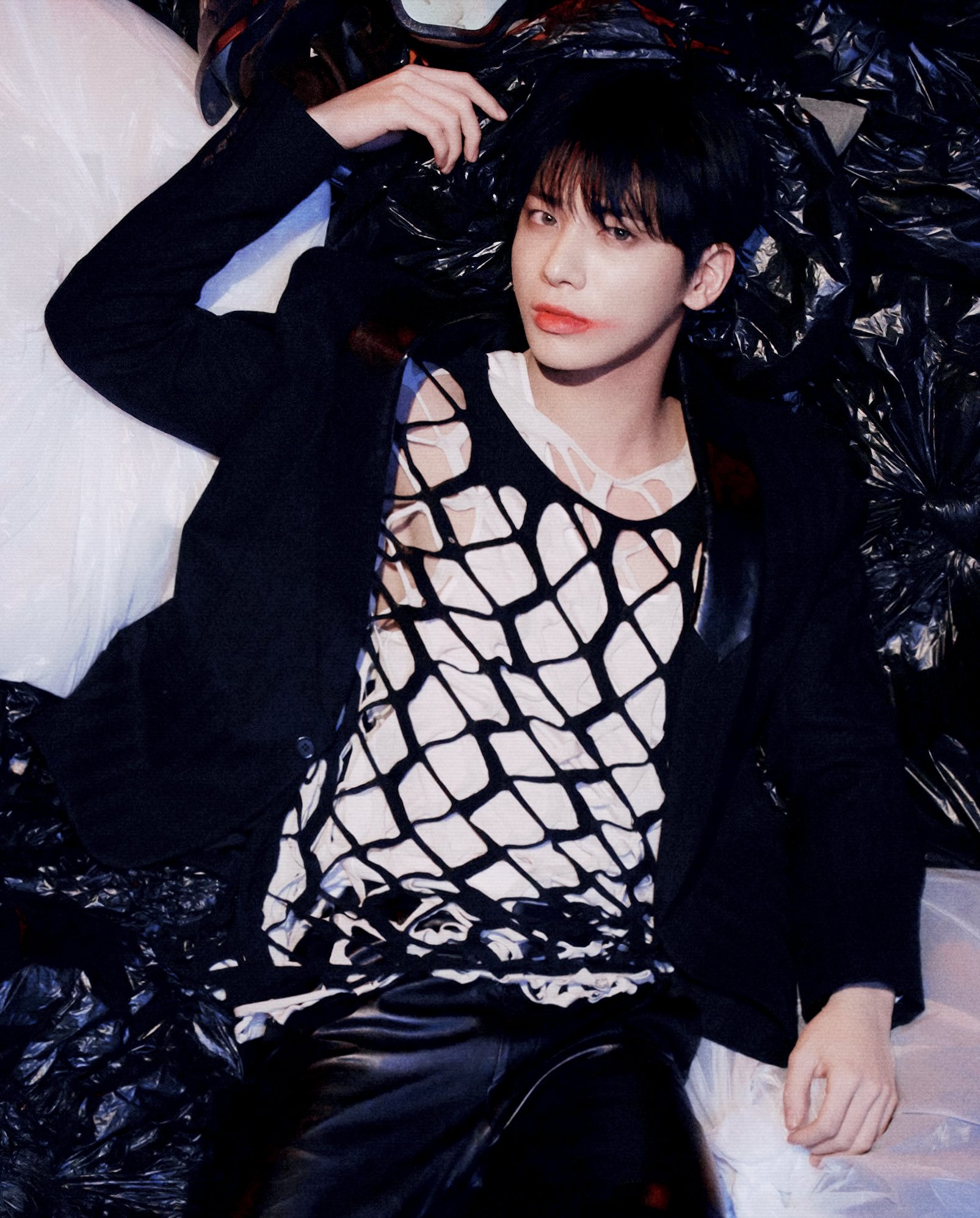 [잡담] 투바투 태현 이 짤 옷 거지꼴인데 얼굴만 보이네 | 인스티즈