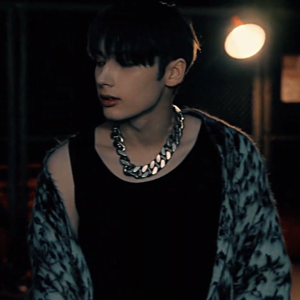 [잡담] 휴닝이는 그냥 차인게 아니라 무슨일이 있었던거 같음.. 아니면 눈빛이 이렇게 무서울리가 없잖아여 | 인스티즈