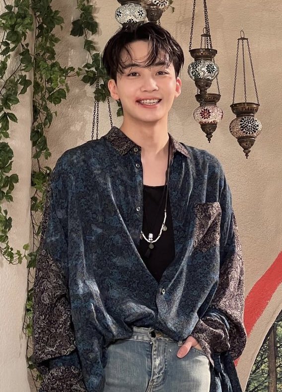 [잡담] 어뜨케 윤정한 이 사진 레전드 바부다람지 같아 | 인스티즈