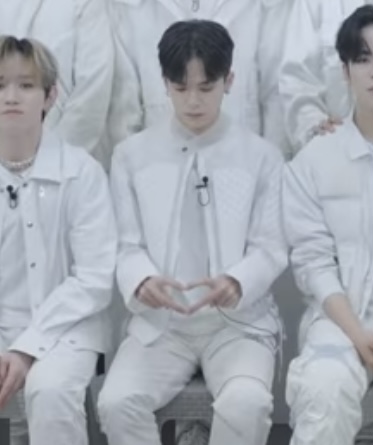 [잡담] 트레저 아사히 팀구호 외칠 때 로고 미리 만들어두고 있는데 | 인스티즈