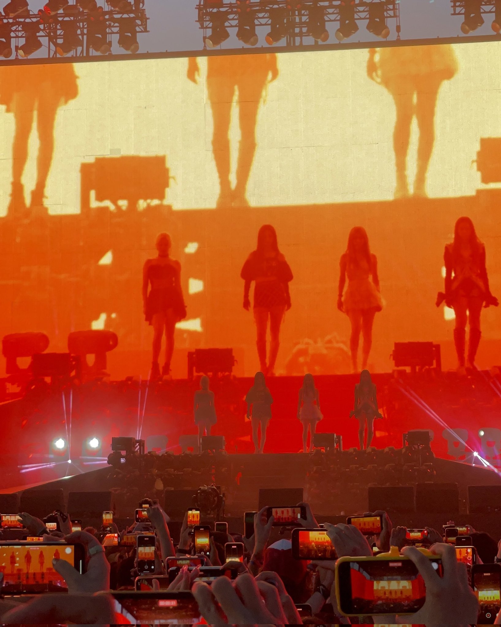 [잡담] 윈터 이런 그림자(?) 사진에서 체구 작은 거 잘 보이는 듯 | 인스티즈