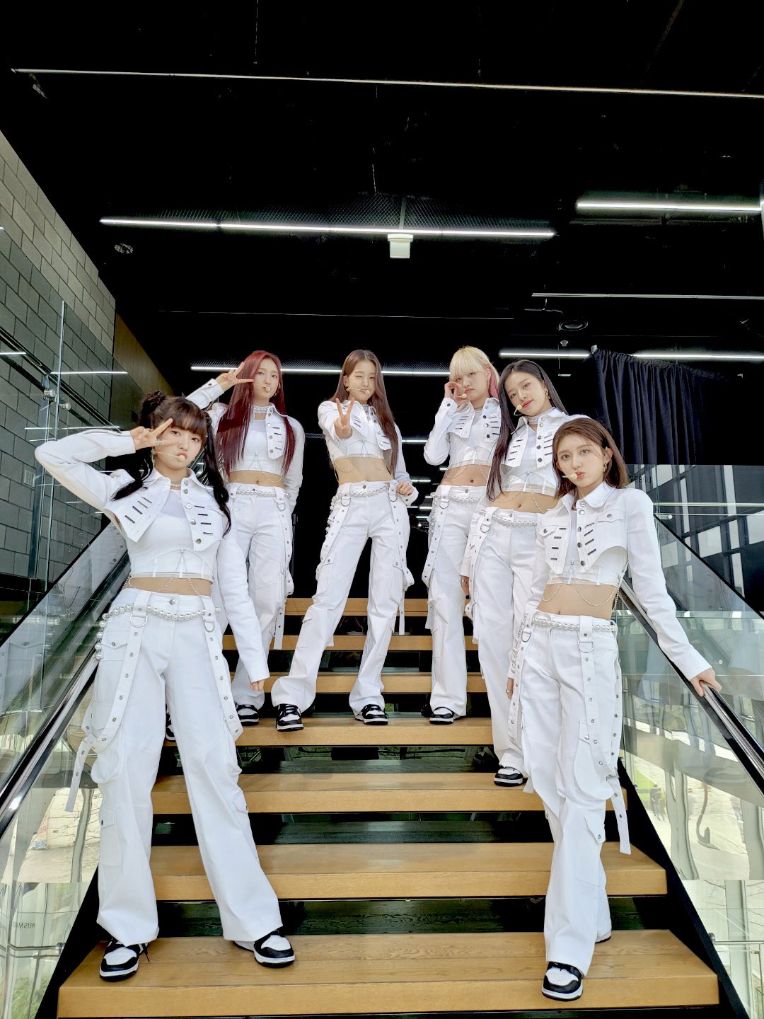 [잡담] 아이브 이번 활동 의상들 진짜 빠짐없이 다 예쁘다... | 인스티즈