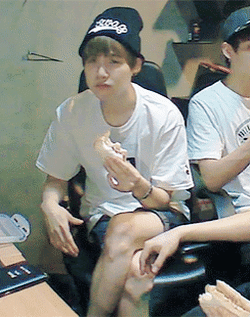 [잡담] ㅇㄴ 슈가 먹는거 보고 누가 입안에 수분이 부족해보인대 | 인스티즈