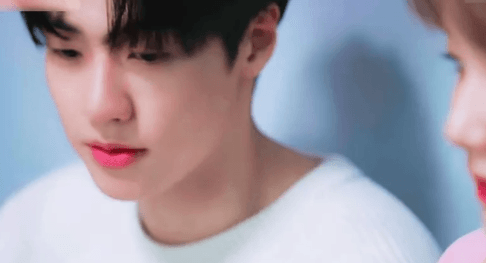 지긋이 바라보는 거 진짜 미치겠다; | 인스티즈