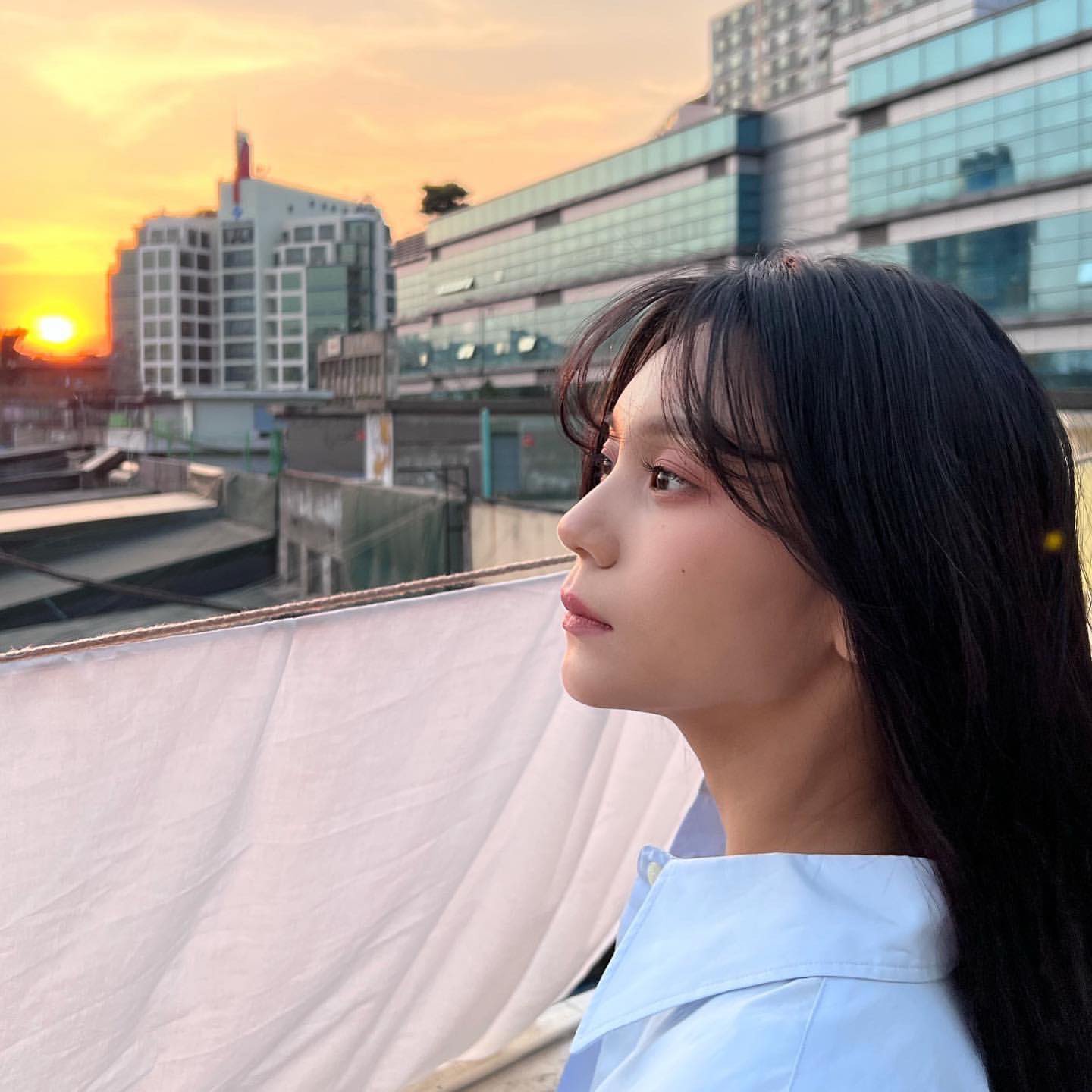 [잡담] 엄지는 진짜 젖살 빠지고 성숙해지면서 분위기가 미친거같아 | 인스티즈