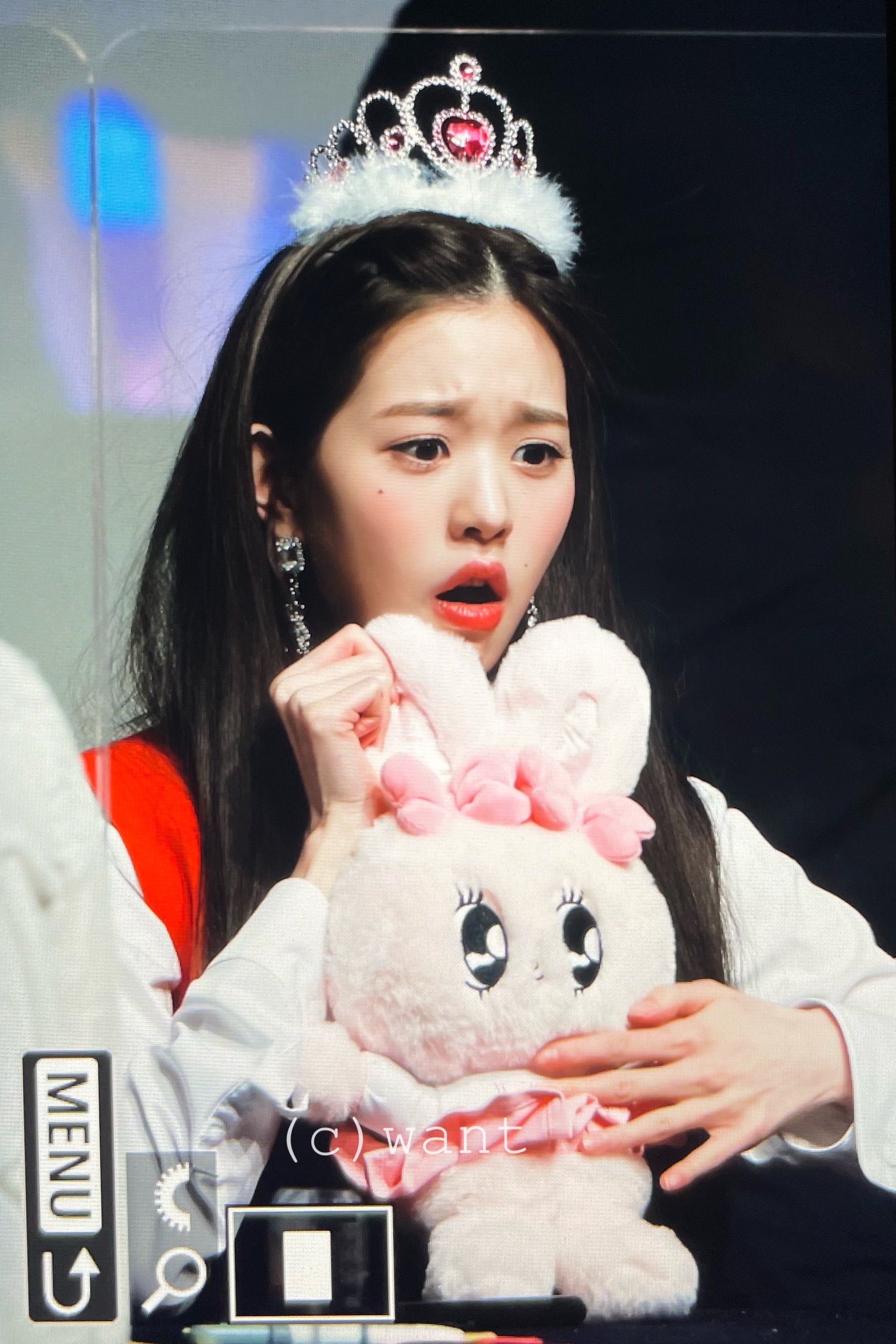 [잡담] 아 원영이 인형 치마 벗겨져서 놀란표정볼사람 | 인스티즈