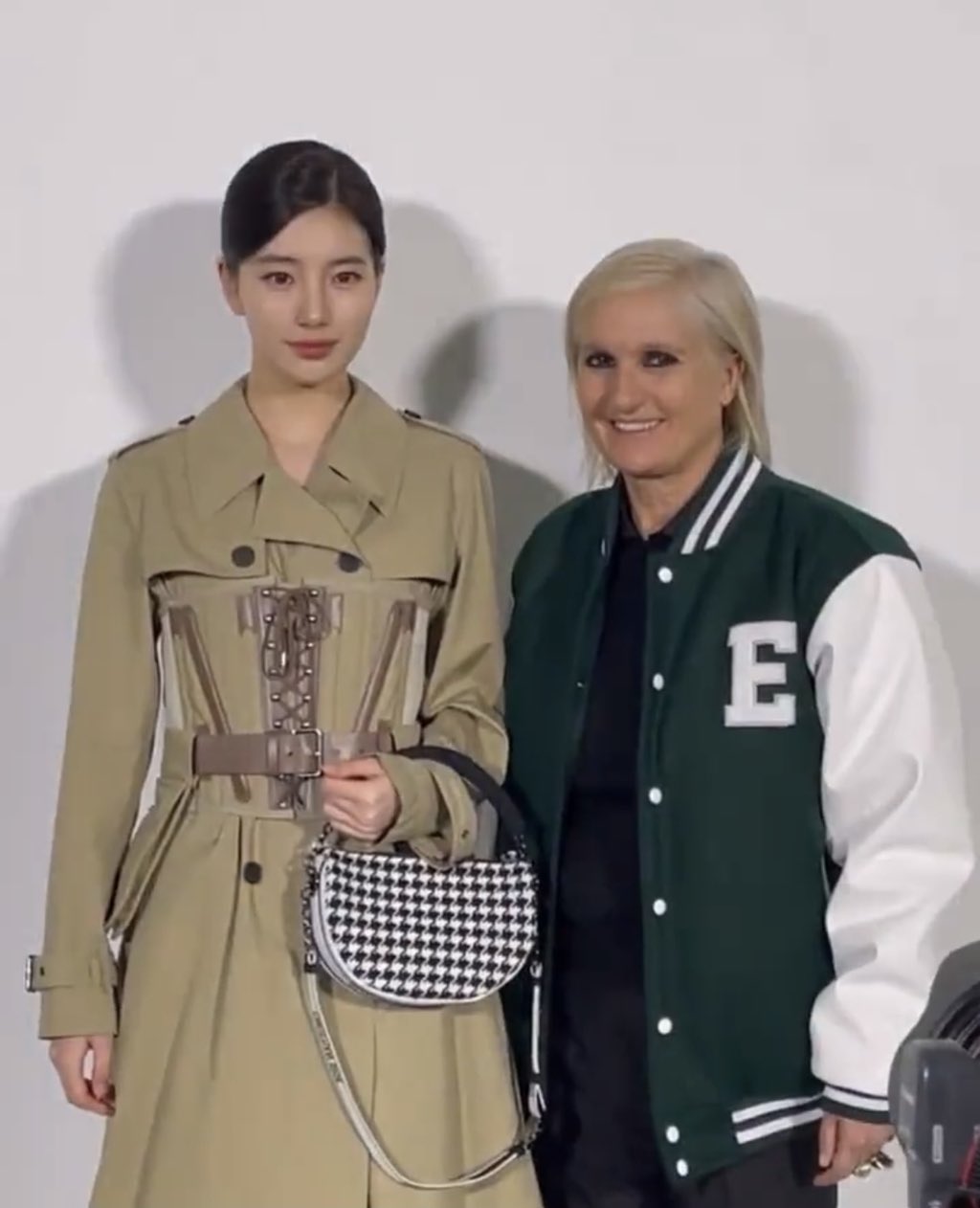 [잡담] 수지 이사진 디올 수석 디자이너랑 찍은거 무슨 인간아니고 밀랍인형처럼 나옴 | 인스티즈