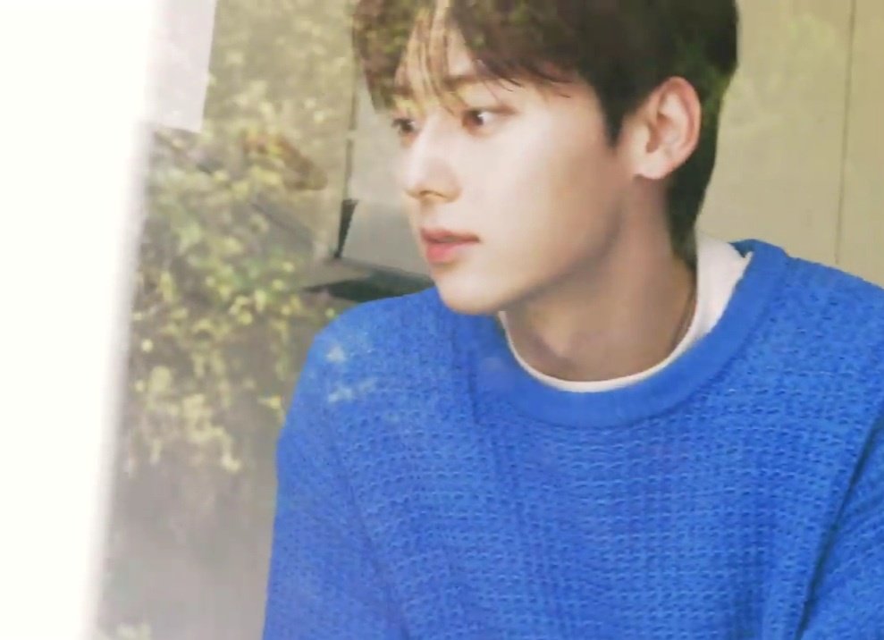 [잡담] 황민현 진심 나이 거꾸로 먹는거 아닐까 | 인스티즈