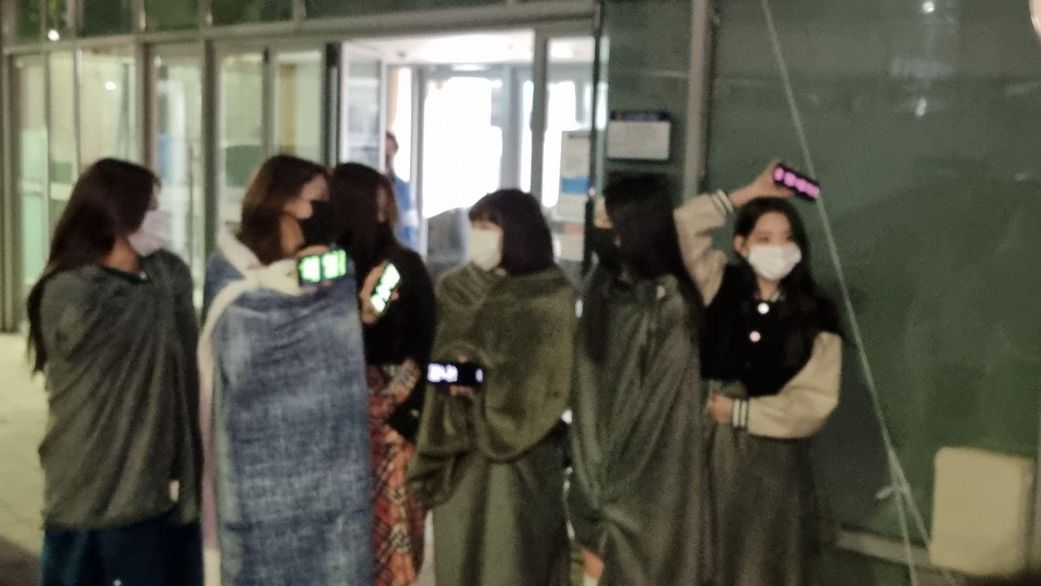 [잡담] ㅇㄴ 르세라핌 멤버들 이제야 퇴근해서 핸드폰으로 막 전광판 띄움ㅋㅋㅋㅋㅋㅋㅋㅋ | 인스티즈