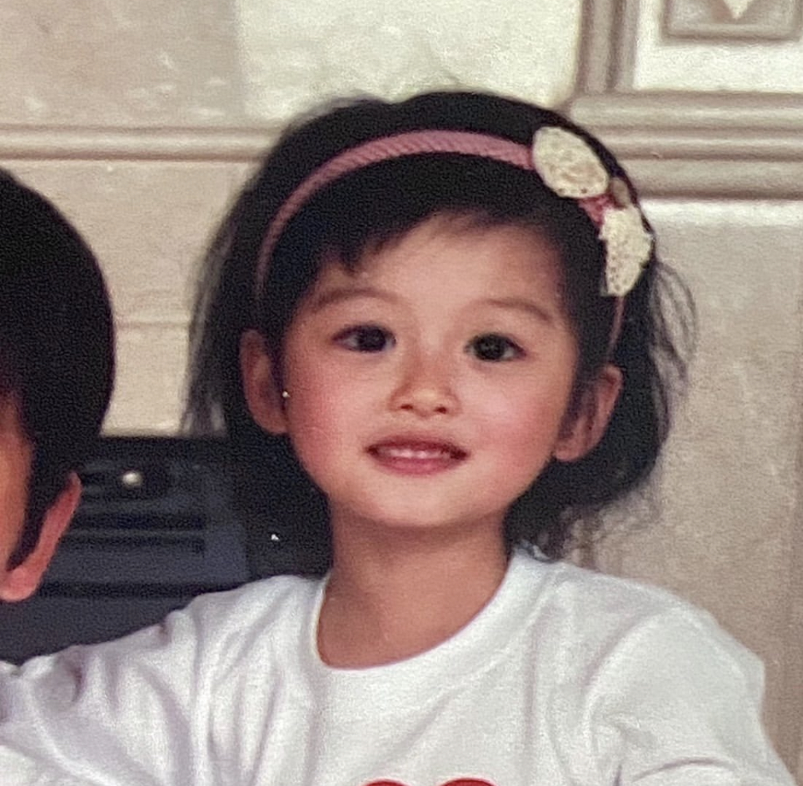 [잡담] 설윤 애기때 사진 올려줬는데 이목구비 봐도봐도 신기해.. | 인스티즈