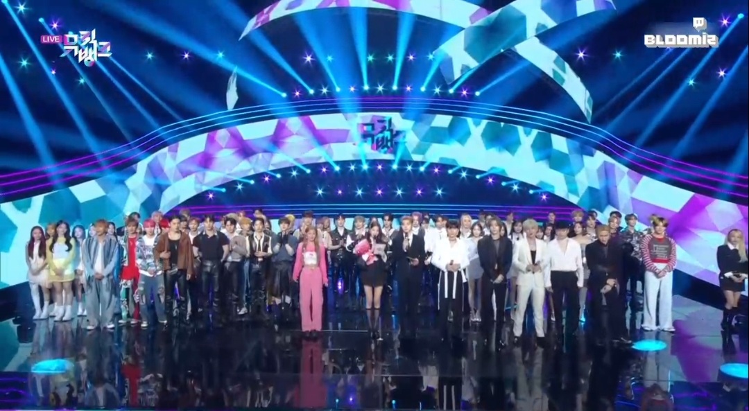 [잡담] 와 엔딩에 가수들 다 나온거 너무 오랜만에 봐 | 인스티즈