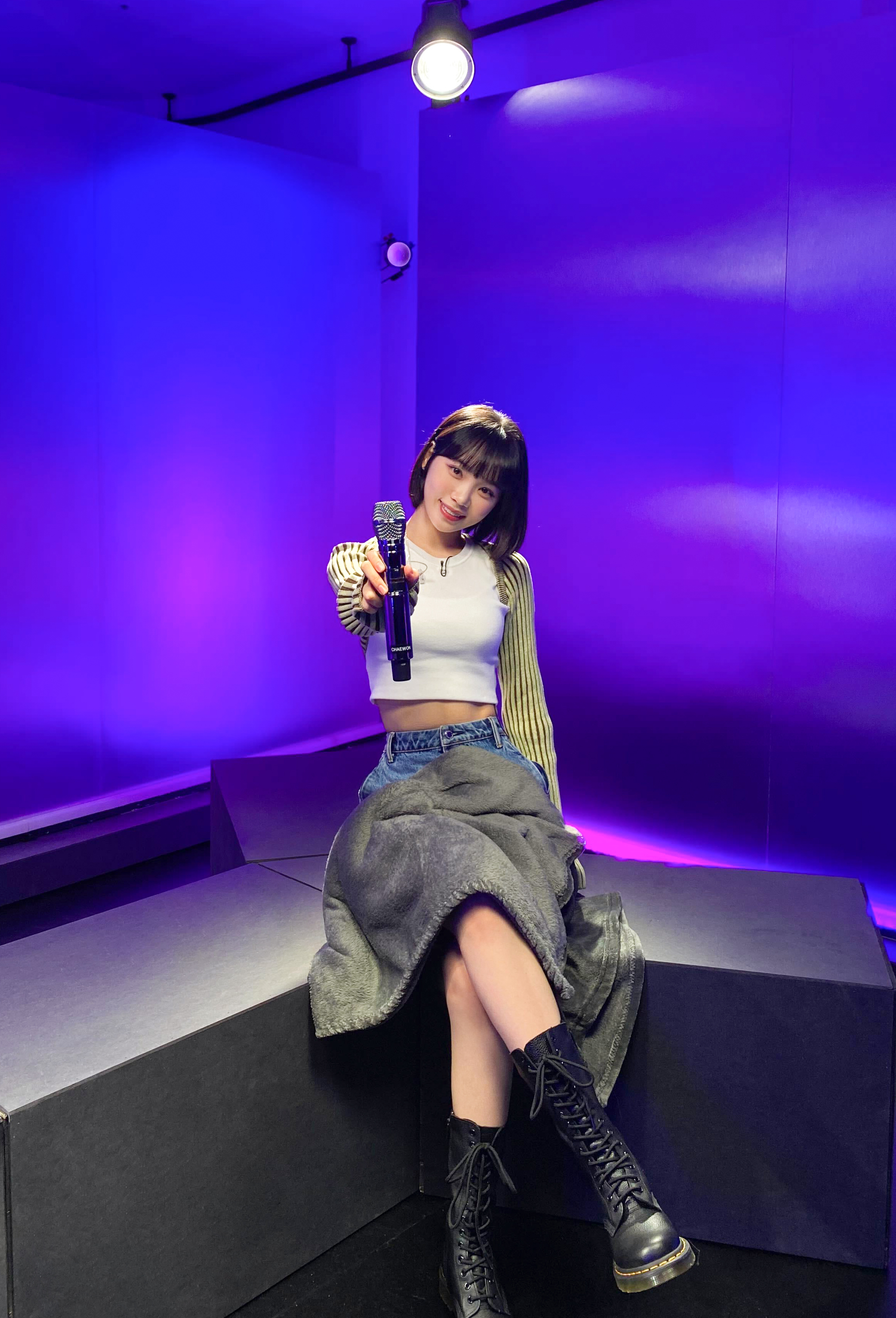 [잡담] 김채원 이 마이크는 화사에서 르세라핌 멤버들 다 해준건가? | 인스티즈