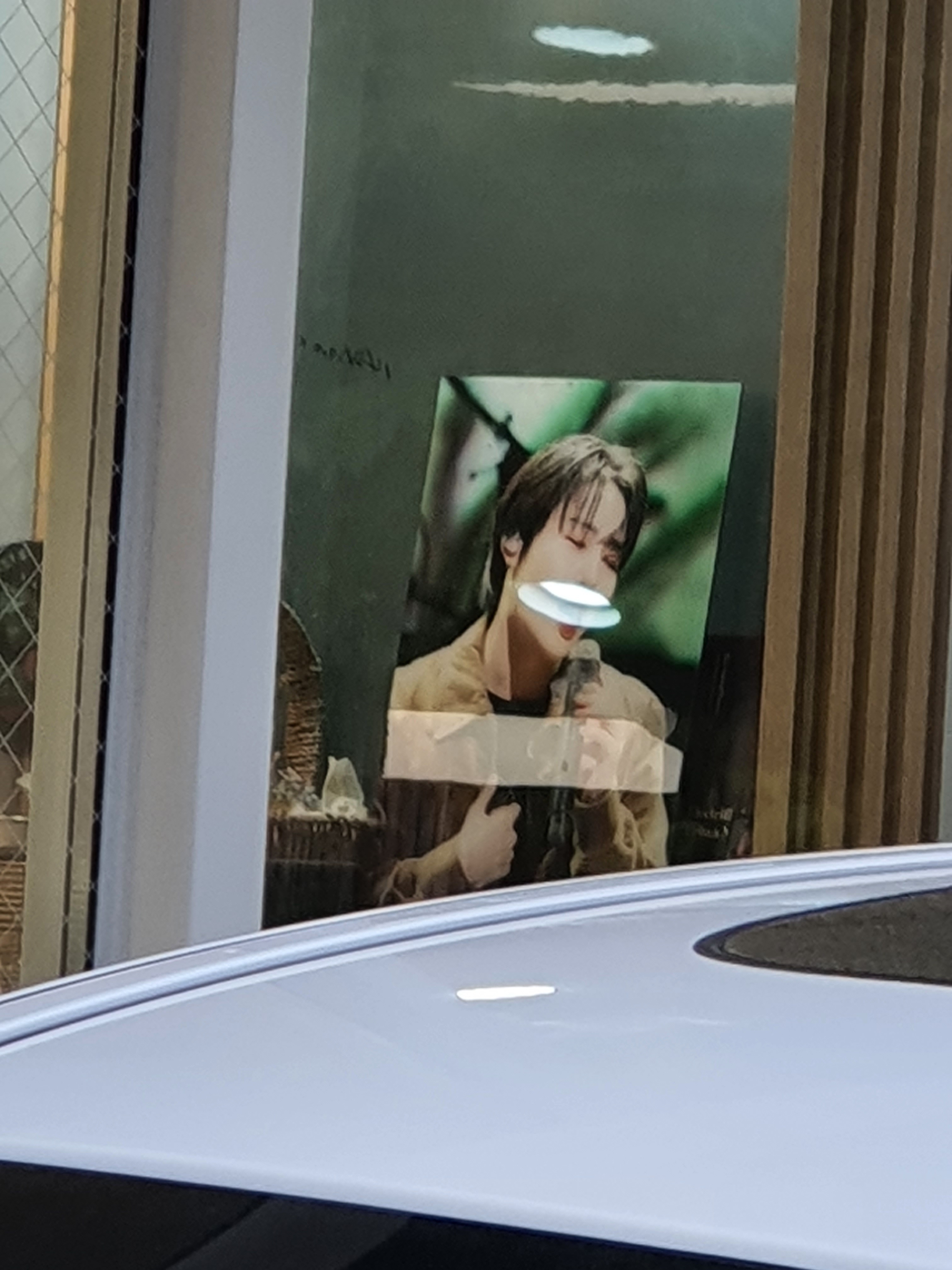 [잡담] 좀 희미하긴한데 이 남돌 누군지 아는사람.... ㅠㅠㅠ 이사진 | 인스티즈