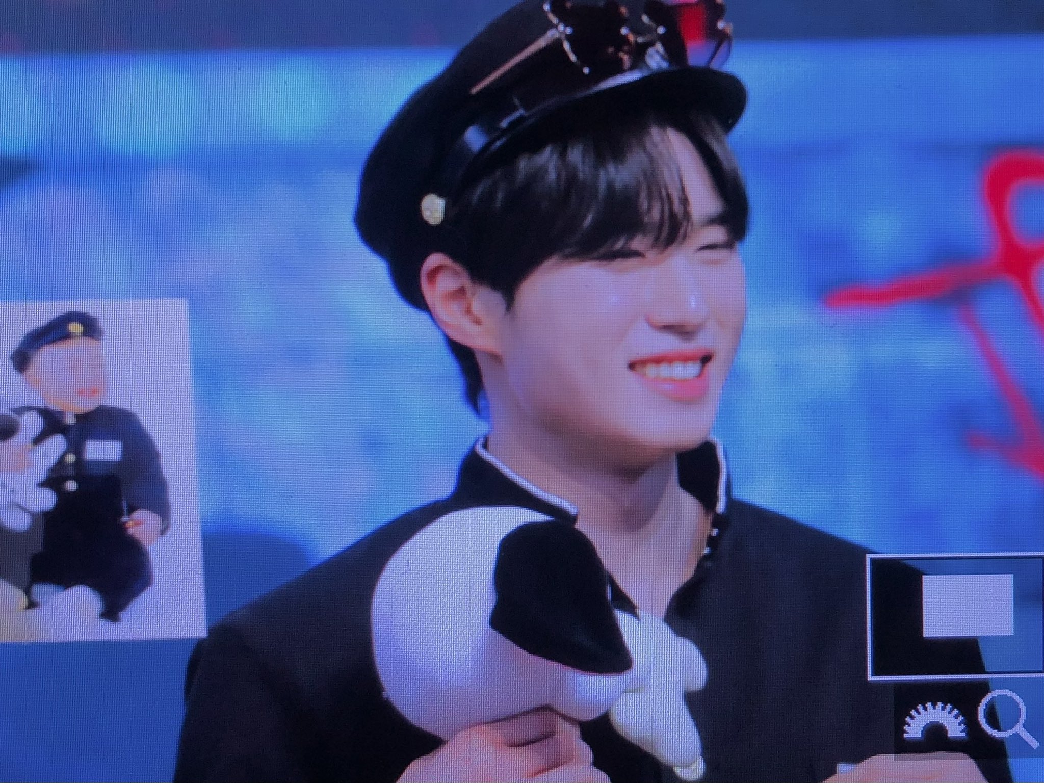 [잡담] 애기 때 착장으로 대면 팬싸 하고 재연해 준 위아이 | 인스티즈