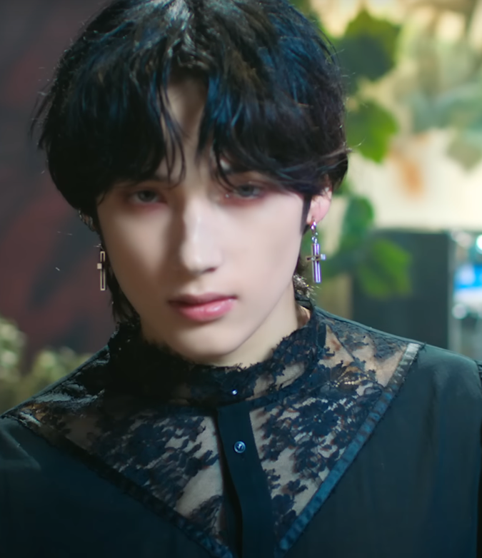 [잡담] 손에 와인잔들고 치즈 먹으면서 검은 침대에 앉아있을거같음 | 인스티즈