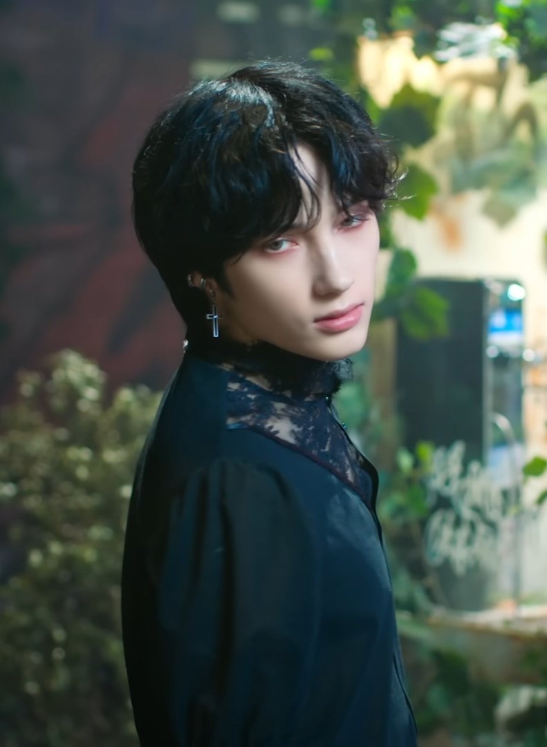 [잡담] 로판 흑막 남주 같이 생긴 애 좋아하는 애들 있어?? | 인스티즈